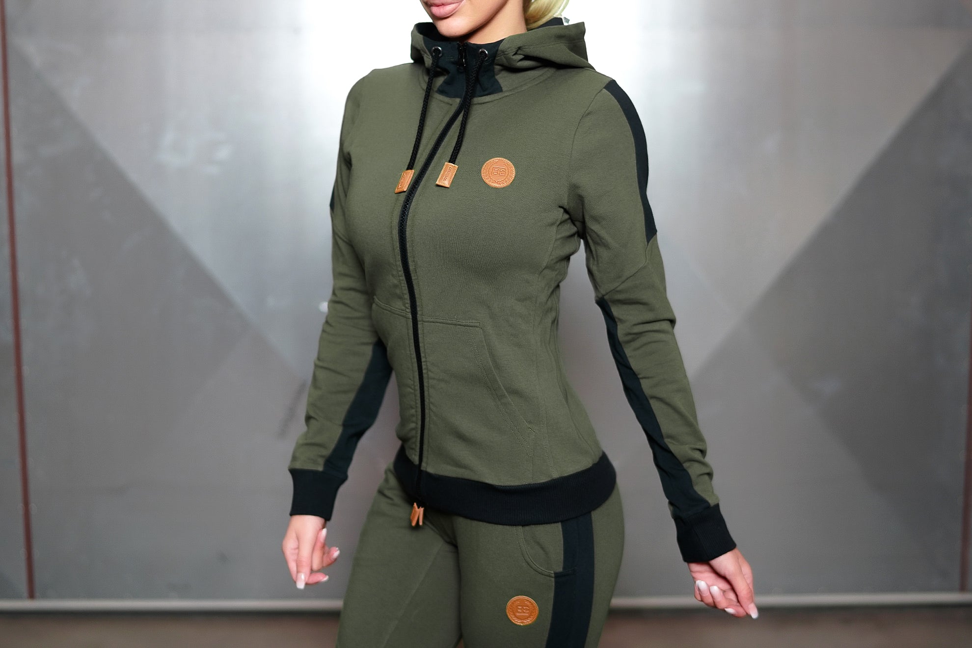 Body Engineers - GAIA Hoodie 2.0 – Army Green - Vorderseite